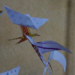 Papierflieger in Form von Tauben