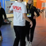 Zwei tanzende lächelnde Personen