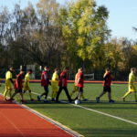 Einlauf einer Fußballmannschaft auf ein Fußballfeld