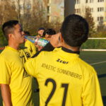 Einige Fußballspieler beim Trinken in der Halbzeitpause