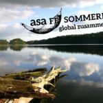Blick auf See mit Hängemattenlogo vom Asa FF Sommerlager. Motto: Global zusammen hängen.