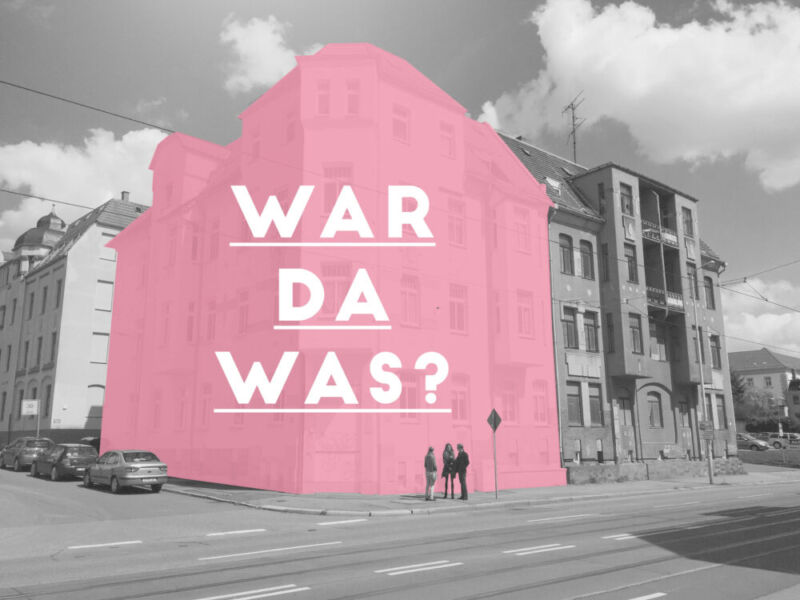 Schwarz-Weiß Bild der Altbauten in der Polenzstraße 4 mit pinker Färbung eines Eckgebäudes mit Aufschrift darauf: "War da was?"