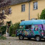 Bunter VW-Bus vor der Sommerlagerunterkunft