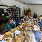 Gemeinsames Essen am Tisch in historischem Gemäuer