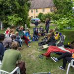 Stuhlkreis und Liegenkreis im Sommerlager