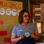 Nahaufnahme Erstellung des Zeitaktivitätenplans im Open Space an einem Poster