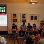 Abendveranstaltung am 28. Juni (Foto von Juan Manuel Ortega) Foto der Teilnehmenden der Abendveranstaltung und des Beamerbilds (Foto von Juan Manuel Ortega)