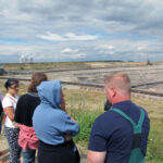 Austausch mit der Bürgerinitiative Aktivistinnen und Aktivisten von Nahem mit einem Mitglied einer lokalen Bürgerinitiative am Braunkohletagebau