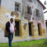 Besuch bei der CSA Sehlis Ein Schwarzer Braunkohleaktivist vor dem Haus der CSA Sehlis