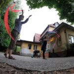 Zwei Teilnehmerinnen beim Ausdruckstanz