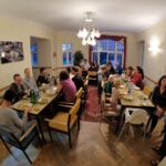 Teilnehmende beim Abendessen in der Unterkunft