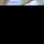 Viel Freiraum zwischen den Tischen, an denen Teilnehmende des Eurozentrismus Workshops sitzen.