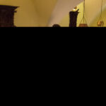 Teilnehmende des Eurozentrismus Workshops sitzen zusammen im orientalischen Restaurant