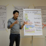 Teilnehmer hält Präsentation zu Eurozentrismus im Alltag