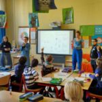 future fashion forward präsentiert frontal vor Kindern im Unterricht