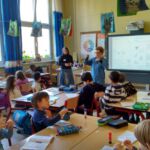 future fashion forward präsentiert frontal vor Kindern im Unterricht