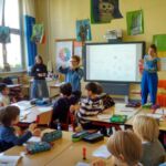 future fashion forward präsentiert frontal vor Kindern im Unterricht