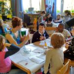 Referentinnen geben den einzelnen Gruppen Tipps an ihren Gruppentischen