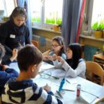 Kati gibt den Schülerinnen und Schülern Tipps beim Basteln