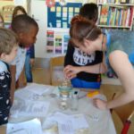 Referentin unterstützt die Schülerinnen und Schüler beim Projekt