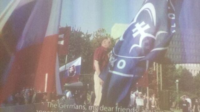 Abfotografiertes Fernsehbild, auf dem ein Mann eine Rede hält. Untertitel: "The Germany, my dear friends, always appeared on stage of history as the last ones:"