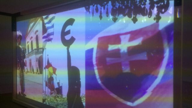 Abfotografiertes Fernsehbild einer Installation zum Thema Slowakei