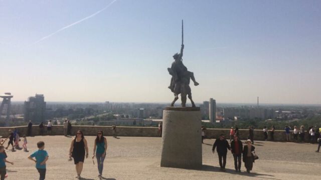 Touristinnen und Touristen um die König Svatopluk Statue am Bratislava-Schloss