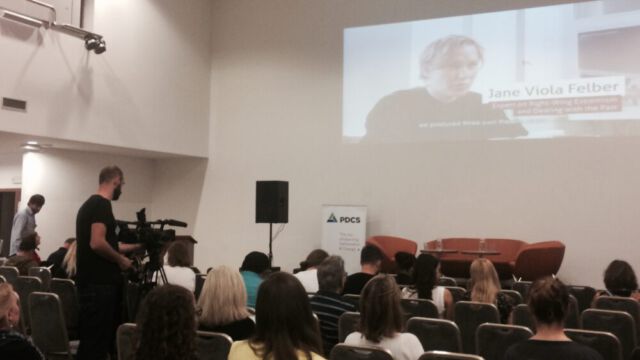 Kurzfilm zu Unentdecke Nachbarn wird beim Workshop in Bratislava gezeigt (im Beamerbild: Interview mit Jane Viola Felber während des Films)