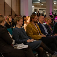 Foto © Mark Frost Erste Reihe mit lachenden Asa-FF Mitarbeitenden bei der Eröffnung des Aufstands der Geschichten