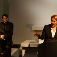 Ministerin Franziska Giffey eröffnet „Aufstand der Geschichten“ im Staatlichen Museum für Archäologie Chemnitz (SMAC) Foto © Mark Frost Familienministerin Franziska Giffey bei der Eröffnung des Aufstands der Geschichten am Redepult