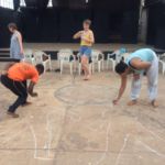 Vorbereitungen bei TRACES: Umrisse zweier Personen werden mit Kreide auf den Boden gemalt