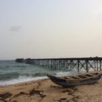 Bild eines kaputten gestrandeten Boots von Geflüchteten am Strand