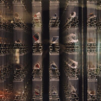 Verschwommenes Bild der Glasscheibe eines Snackautomaten