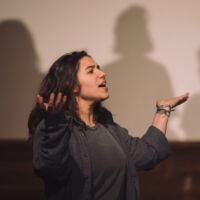 Aufführung WIR.Wie?! Foto © Fabian Thüroff Schauspielerin bei dem Theaterstück Wir Wie beim Aufstand der Geschichten Festival