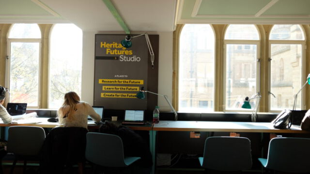 Heritage Futures public workspace (c)Frauke Frech Bild vom Heritage Futures Public Workspace im Manchester Museum, wo gerade Menschen an ihren Laptops sitzen