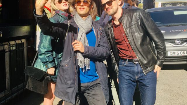 mit den Kolleginnen vom Proforma Festival (c)René Szymanski Teilnehmende der Manchesterreise machen ein Selfie mit Menschen vom Proforma Festival