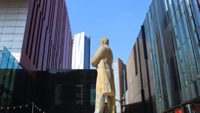 Engels Statue vor dem HOME (c)Heda Bayer Statue von Friedrich Engels vor dem HOME