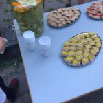 Fingerfood und selbstgemachte Limonade stehen mit Plastikbechern auf dem Tisch