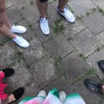 Blick auf den Boden: Füße der Teilnehmenden in einem Kreis