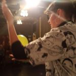 Junge Frau im Scheinwerferlicht