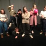 Teilnehmende des Workshops schauen in spielerischer Pose in die Kamera