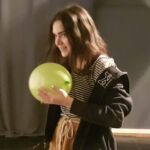 Schauspielerin mit Luftballon in der Hand