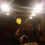 Schauspielerin greift nach einem Luftballon, der in ihre Handfläche sinkt