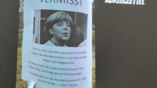 Foto: Hai-Hsin Lu Abreißzettel extra3 "Vermisst" mit Bild von Angela Merkel: "Hast du mich irgendwo gesehen? Ich heiße Angela, bin Bundeskanzlerin und seit ziemlich langer Zeit abgetaucht. Ich bin 62 Jahre alt, habe blond-braunes Fell, müden Blick und trage gerne Hosenanzüge. Hinweise bitte an das Bundeskanzleramt, Willy-Brandt-Straße 1, 10557 Berlin.