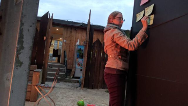 Foto: Hai-Hsin Lu Teilnehmerin pinnt einen Notizzettel an die Pinnwand