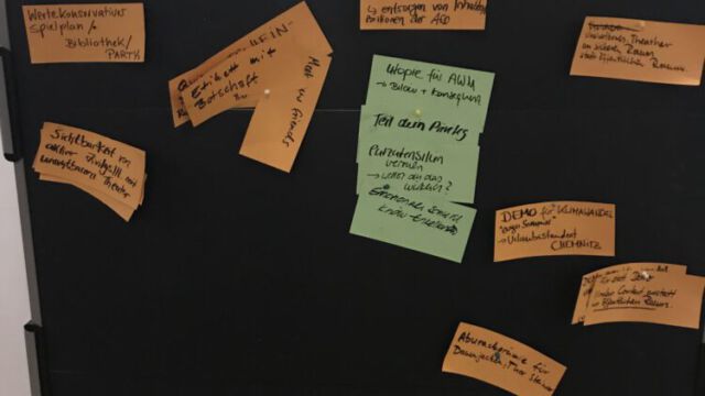 Pinnwand mit Begriffen und Sätzen der Teilnehmenden beim Workshop