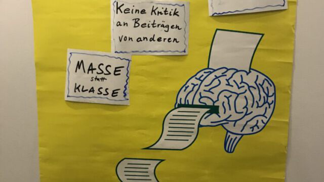 Foto: Hai-Hsin Lu Plakat "brain-storm." mit einem abgebildeten Gehirn, durch das Papierzettel wie durch ein Faxgerät durchlaufen. Dazu Karten mit Sätzen "I love Bad Ideas", "Keine Zensur", "Keine Kritik an Beiträgen vonanderen" und "Masse statt Klasse"