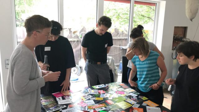 Foto: Hai-Hsin Lu Teilnehmende des Workshops schauen sich interessiert den bunten Stickertisch an