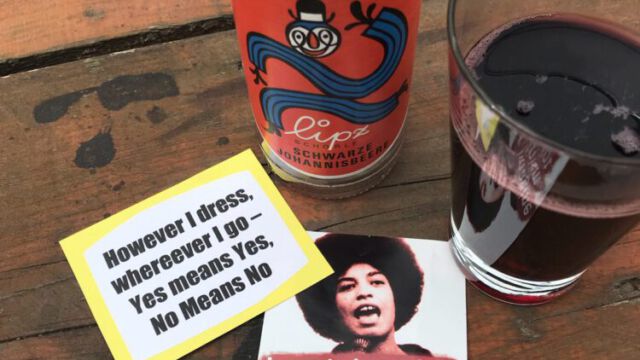 Foto: Hai-Hsin Lu Zwei feministische Sticker: "Hoewever I dress, whereever I go - Yes means Yes, No Means No" und "I can't imagine a feminism that is not anti-racist - Angela Davis"