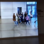 Teilnehmende posieren vor einem riesigen Spiegel im Museum Folkwang in Essen